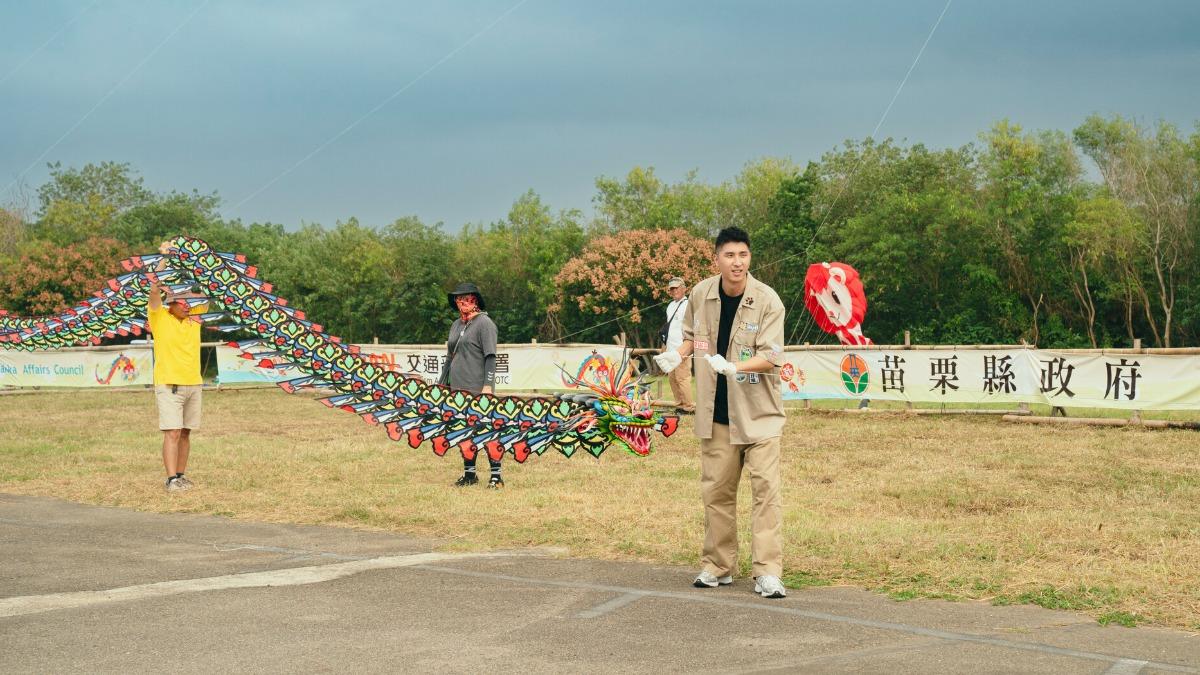 胡釋安挑戰巨龍風箏,直呼比想像中難多了。(圖/客家電視提供)