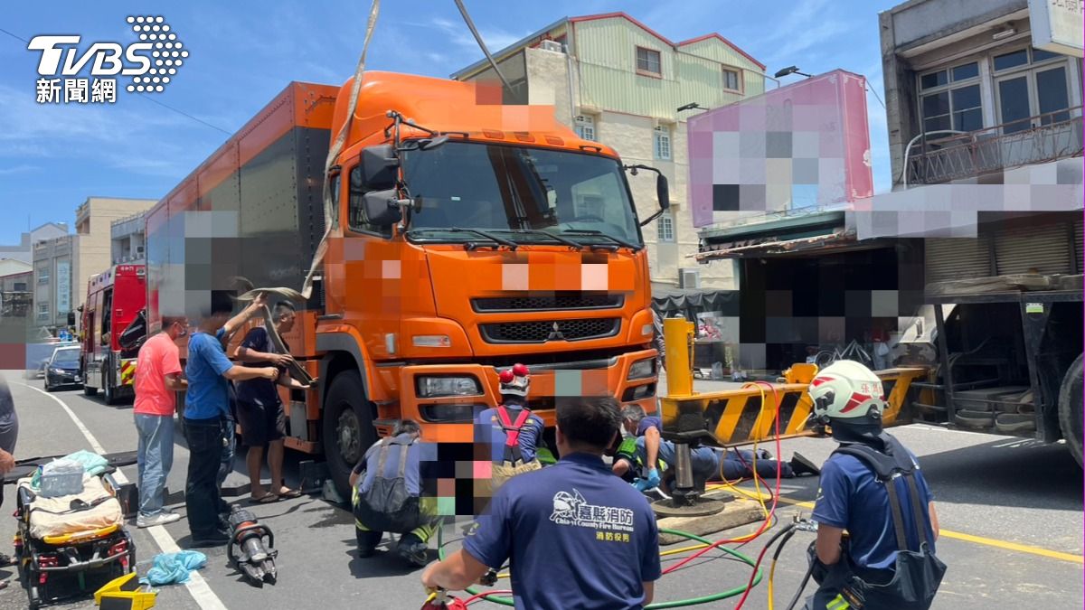 快訊/嘉義死亡車禍!93歲單車嬤捲大貨車底「慘死輪下」