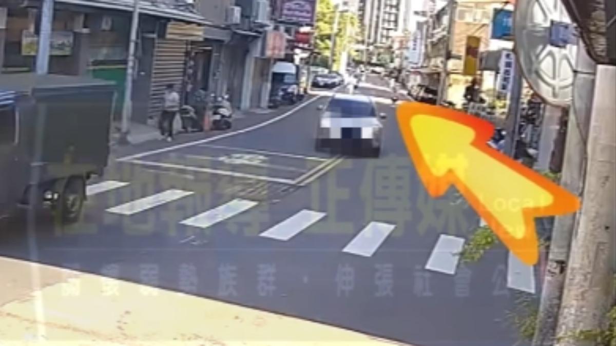 一輛小客車突然跨越雙黃線撞上電桿。(圖/翻攝自新竹爆料公社臉書)