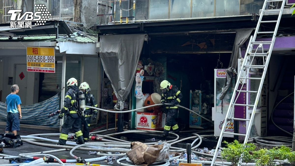 快訊/西門商圈娃娃機店遭烈焰吞噬 警消救出2民眾
