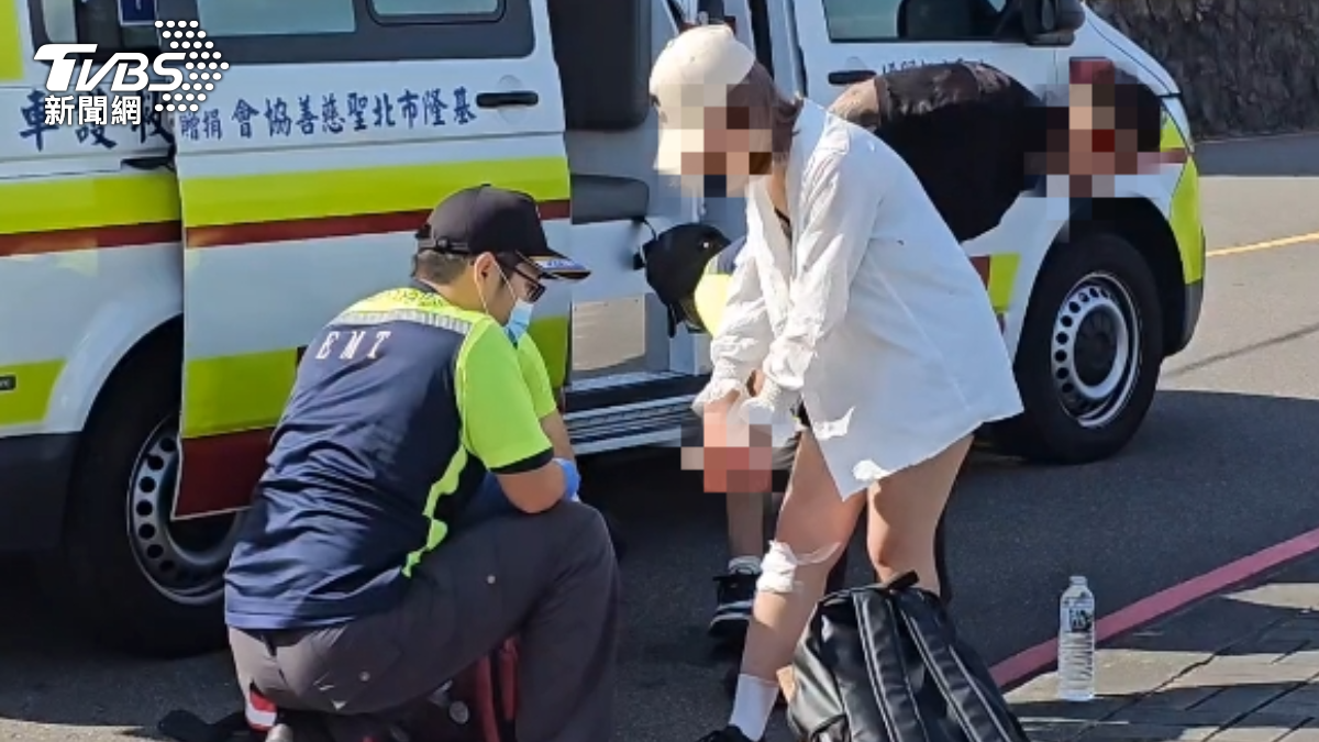 雙載騎士臉部滿臉鮮血,女友則手腳受傷。(圖/TVBS)
