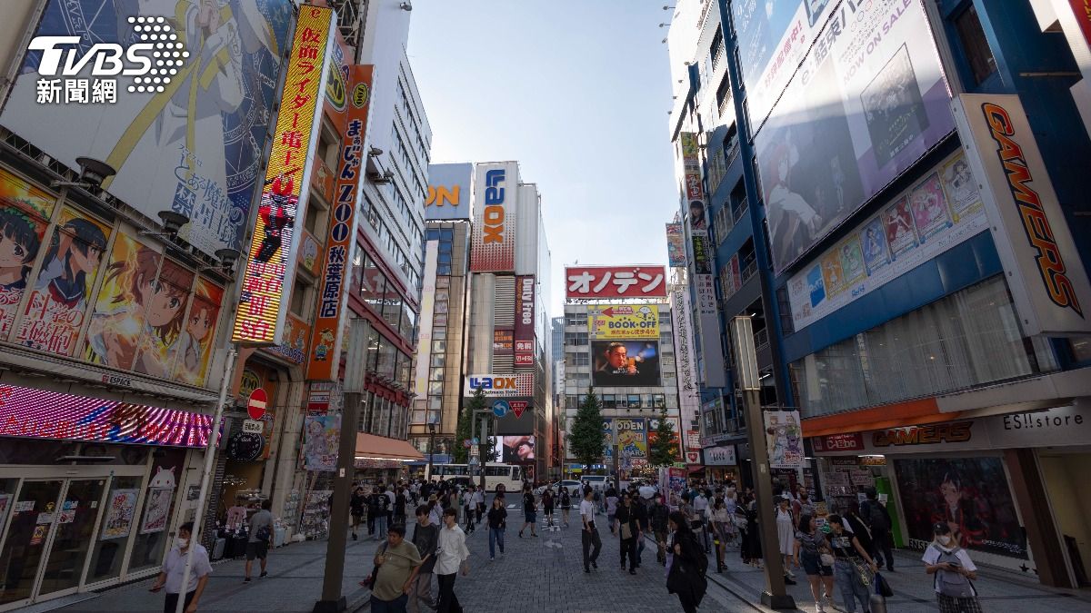 日本東京街頭資料畫面，原本高度受國際旅客歡迎的日本觀光，如今受到地震謠言影響，部分外國旅客猶豫前往。（圖／達志影像Newscom）