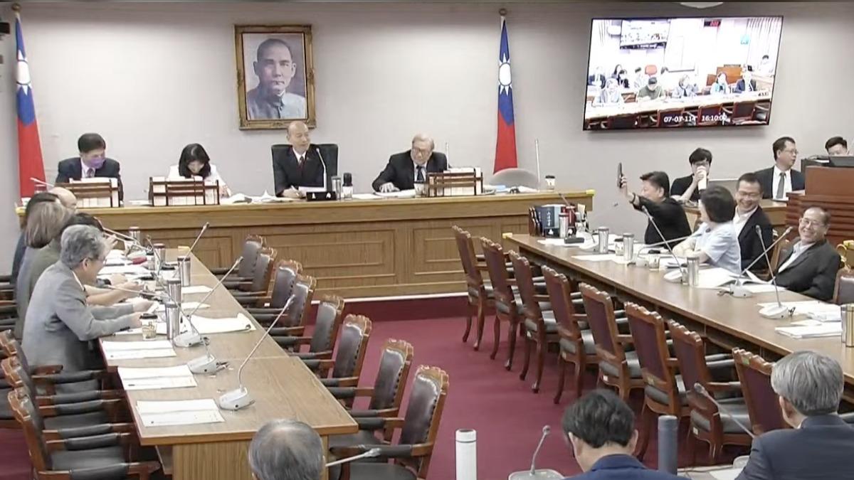 協商中柯建銘電話又響 傅崐萁急亮手機:我沒打給你