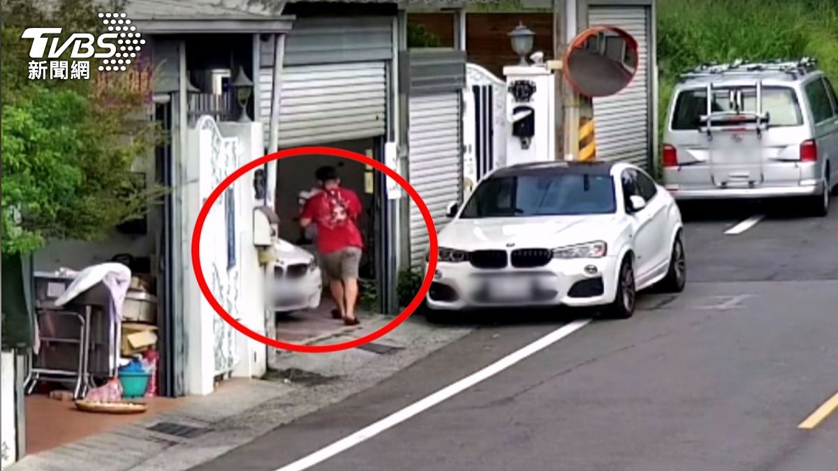 假癱瘓詐保險金 男站立整車廂全被拍。(圖/TVBS)