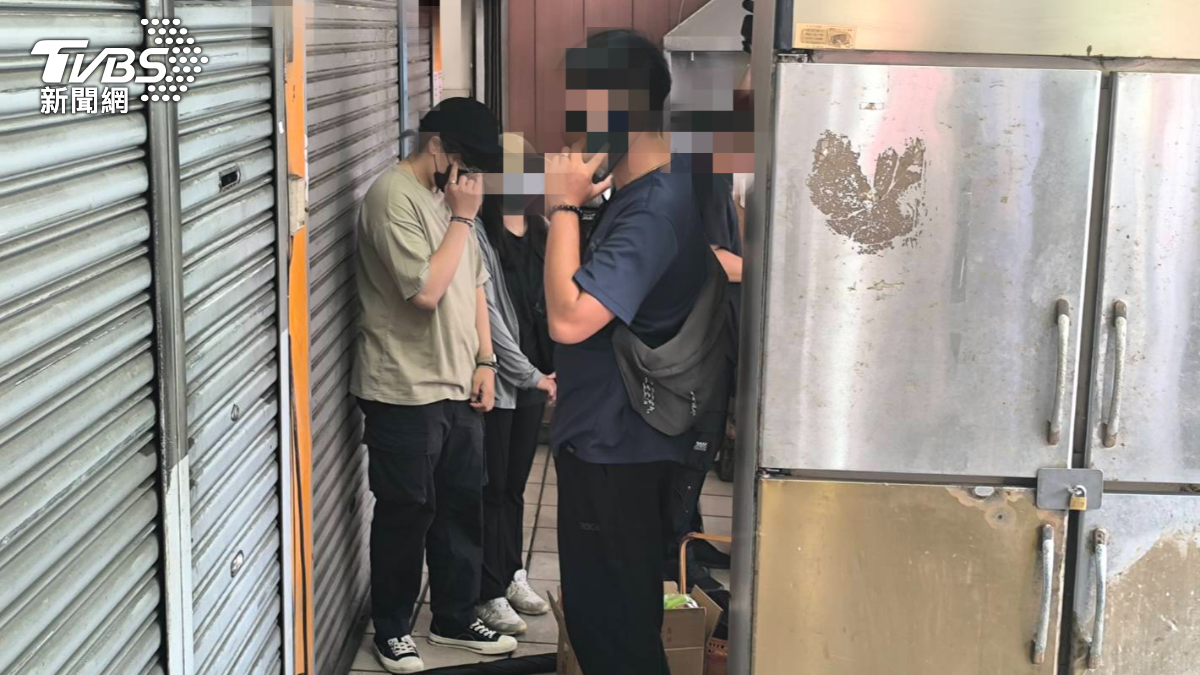 軍用品店的鐵門不知何故打不開,得靠鎖匠協助開門。(圖/林冠丞攝)