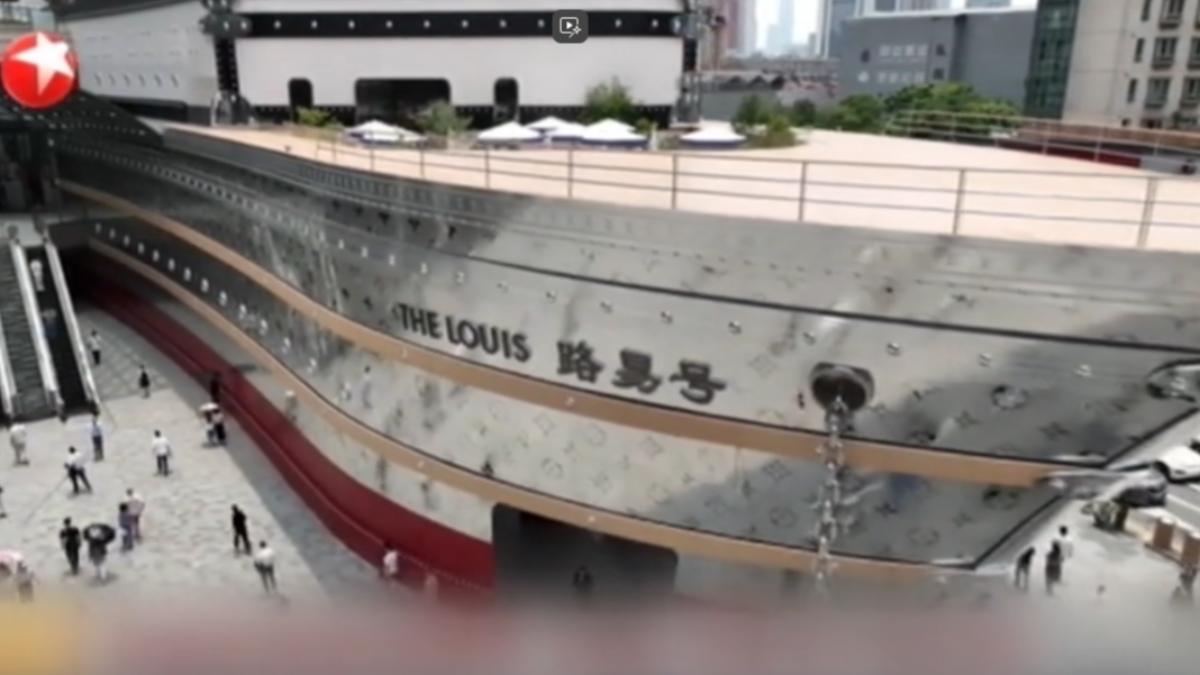 路易威登在上海打造的巨型輪船「路易號」成為城市新地標。（圖／上海東方衛視）