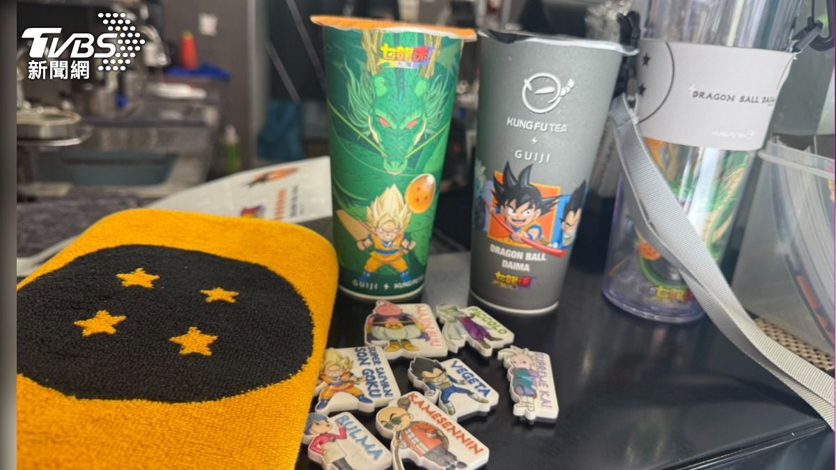 手搖飲功夫茶跟七龍珠聯名,推出加價能買毛巾、環保杯,另外還有滿額贈盲包磁鐵。(圖/TVBS)