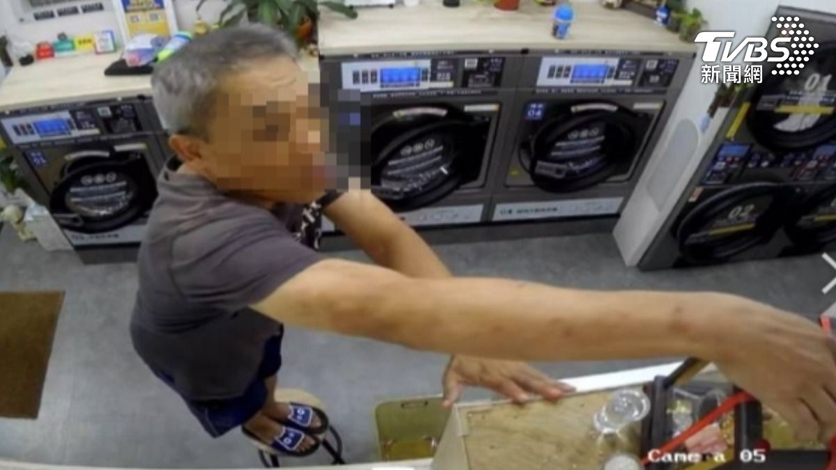 男闖永和洗衣店，站板凳偷「金雞」，店家怒了。（圖／TVBS）