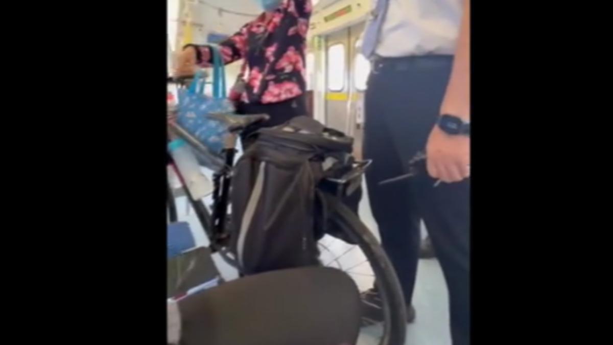婦人搭火車有空位不坐逼單車讓位。（圖片翻攝／爆料公社）
