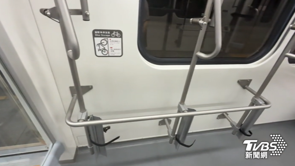 婦人搭火車有空位不坐逼單車讓位。（圖／TVBS）