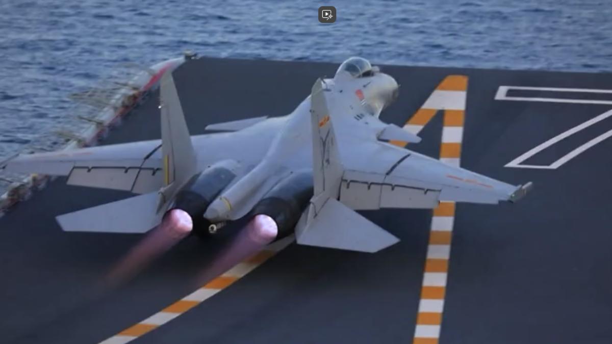 山東艦甲板面積相當於兩個足球場，除了展示直-9和直-18直升機外，還有多架殲-15戰機。（圖／CCTV+）