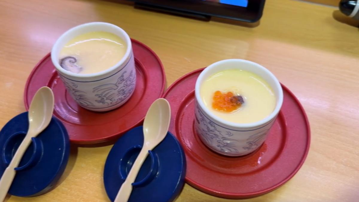 必點副食疑出包,鎖迴轉壽司「茶碗」沒有蒸、挖到芥末包。(圖/TVBS)