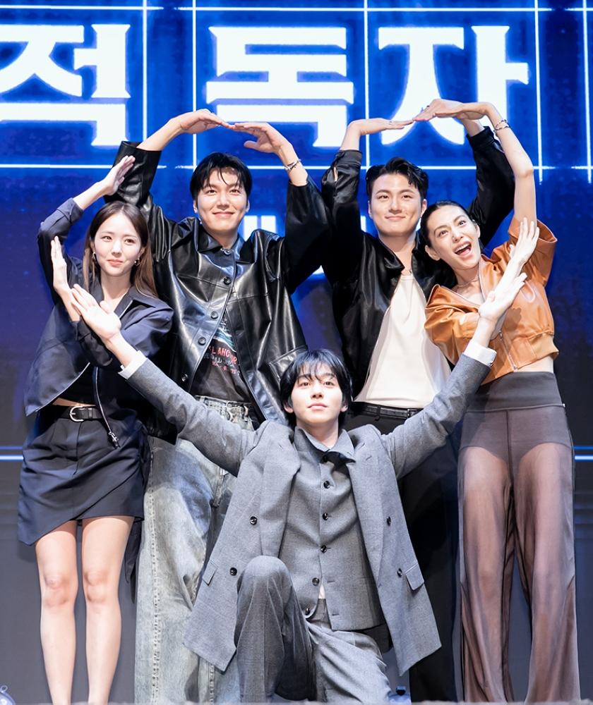 安孝燮(前)、(後左起)蔡秀彬、李敏鎬、申承浩、NANA出席Showcase活動。(圖/翻攝自韓網)