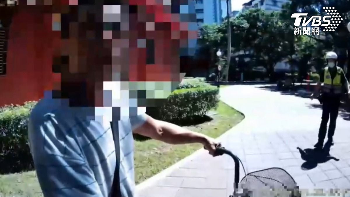 周男見警上前時還一度裝傻問「怎麼了」。（圖／TVBS）