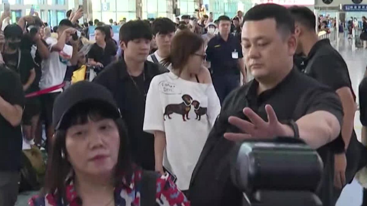 娜璉被男粉絲嚇到。(圖/TVBS)