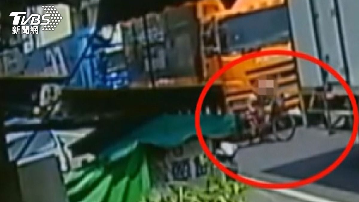 9旬婦牽單車過馬路,進入貨車視線死角,遭輾斃。(圖/TVBS)