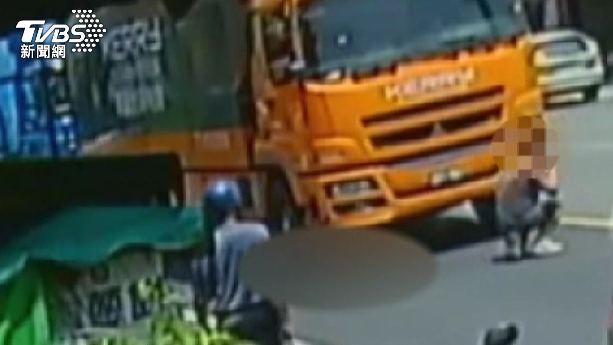 肇事司機不斷確認婦人情況,十分著急。(圖/TVBS)
