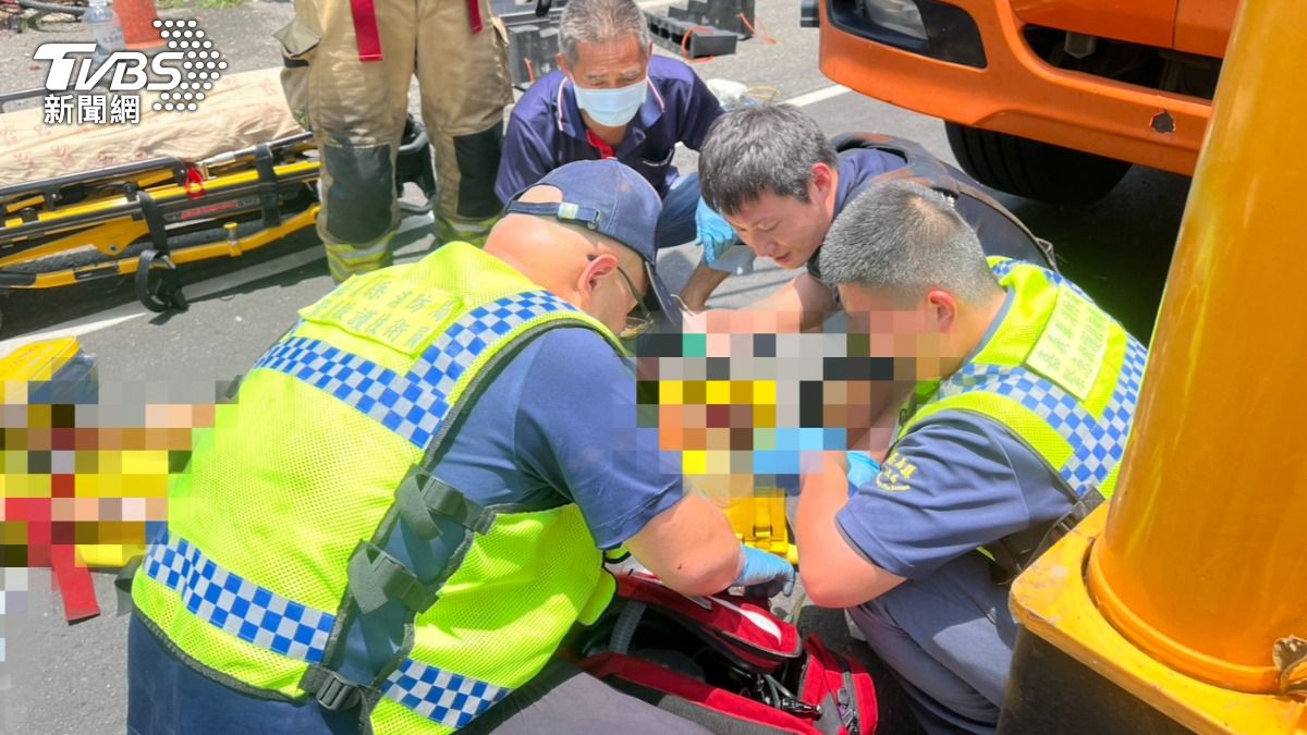 警消人員急忙將婦人救出,緊急送醫搶救後仍宣告不治。(圖/TVBS)