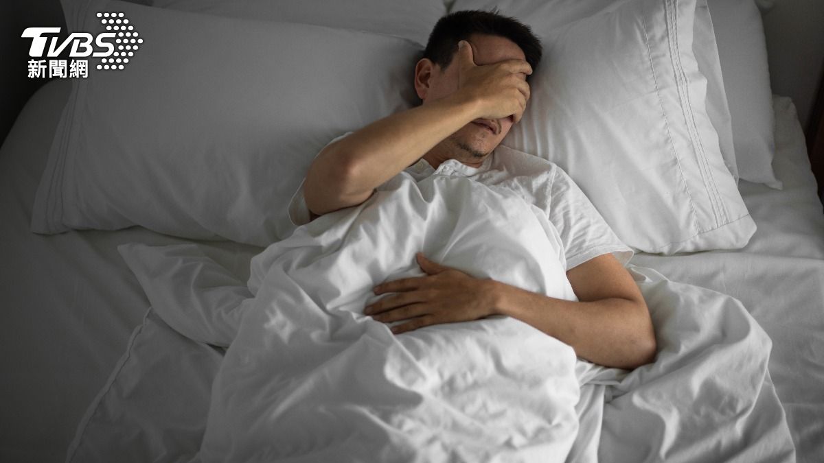 防失智睡前是關鍵!專家警告「別做6件事」 吃太飽恐增風險