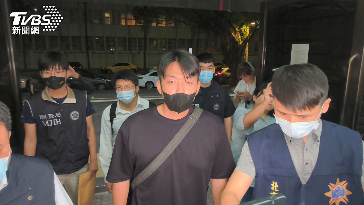戴男全程不發一語快速走入。（圖／陳冠宇攝）