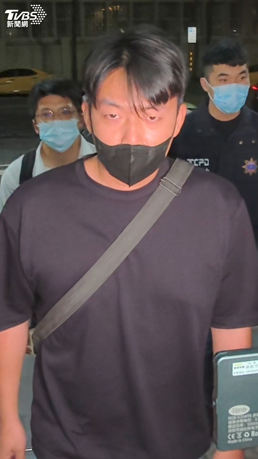 戴瑞甯在粉專發文承認公布司法官照片是他一人所為,與民眾黨、鬼針草(小草粉專)無關,但他在留言區表示,「命債命還」等字眼並非他所說,也不鼓勵這類言論。(圖/陳冠宇攝)