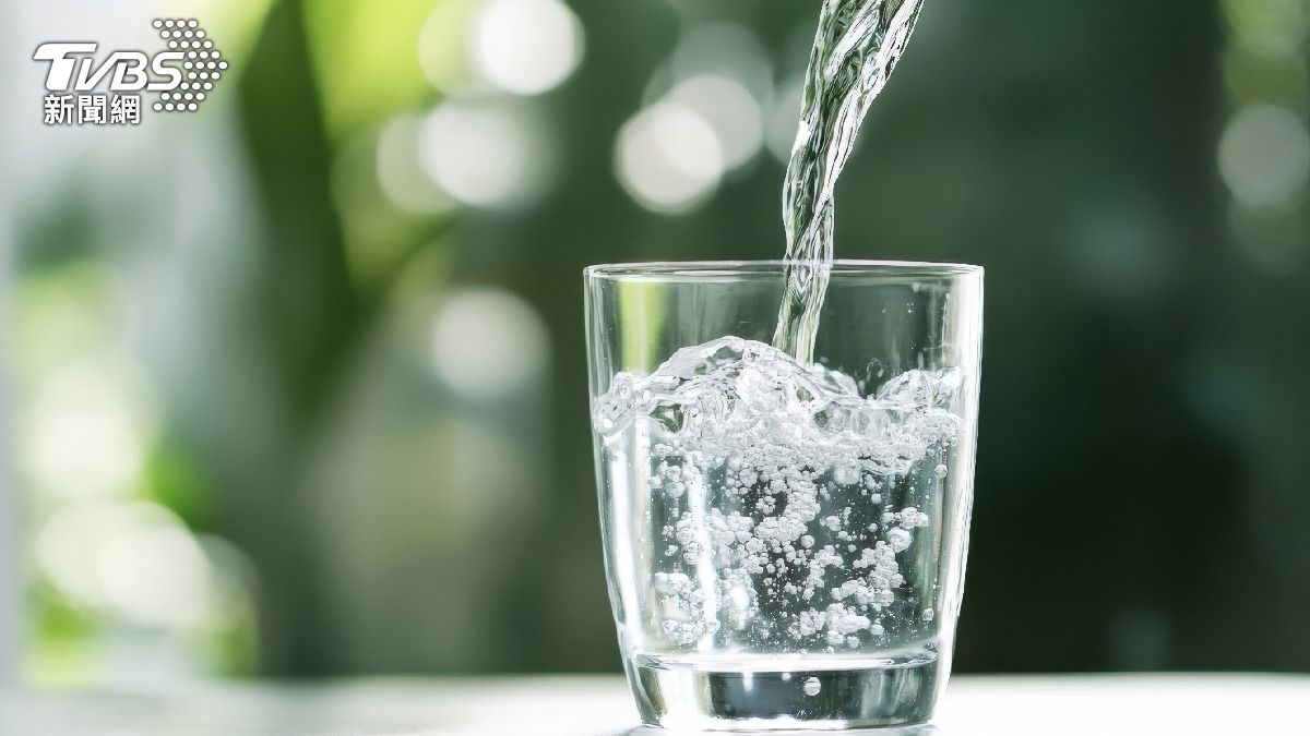 夏天尿路結石超困擾!醫曝「3大危險」飲食習慣 及時喝水甩復發