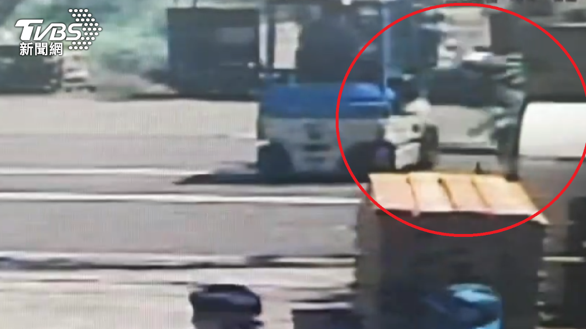 有片/違規堆高機「削頭奪命」!20歲女外送員亡 驚悚瞬間曝