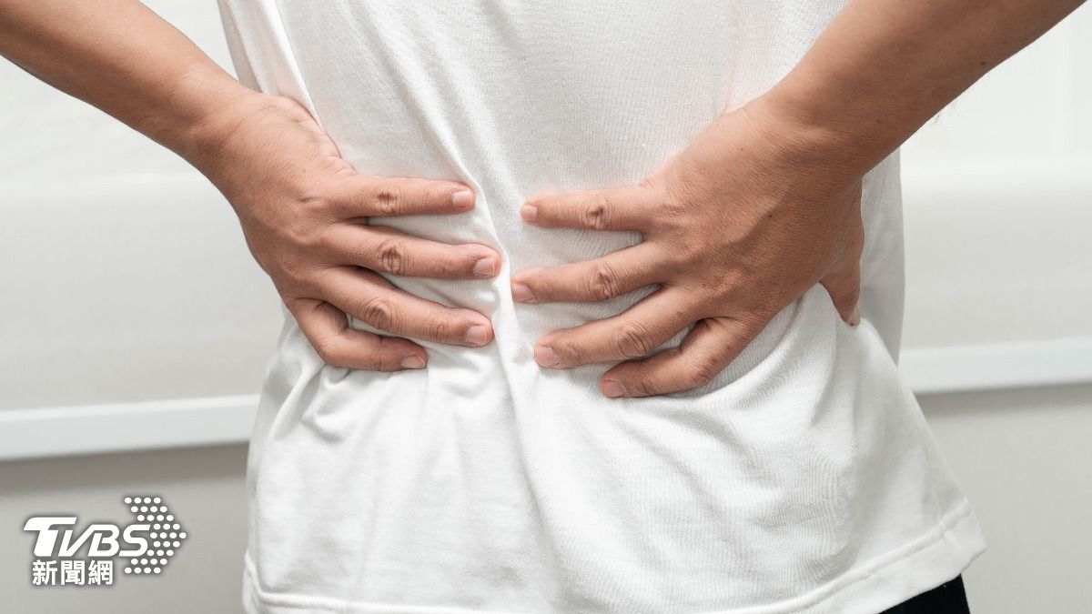 男子因慢性腰痛就診才讓病情曝光。（示意圖／達志影像shutterstock）