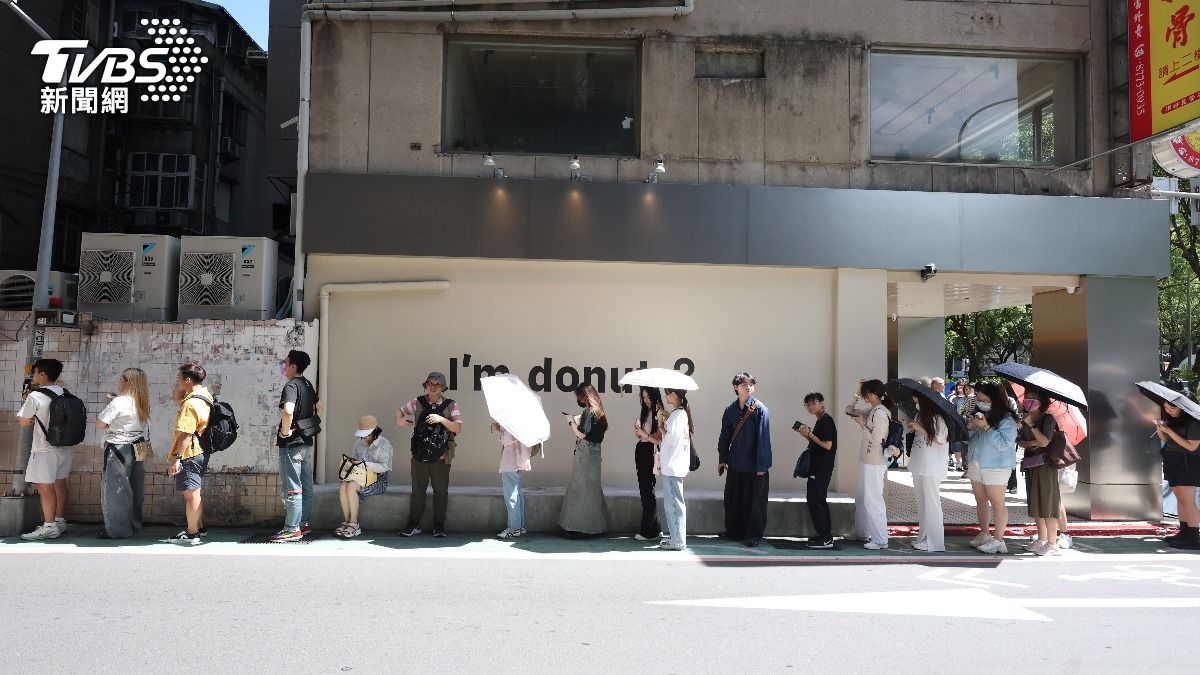 直擊/I’m donut?台灣首店開幕價格曝 昨晚就有人排人潮圍一圈