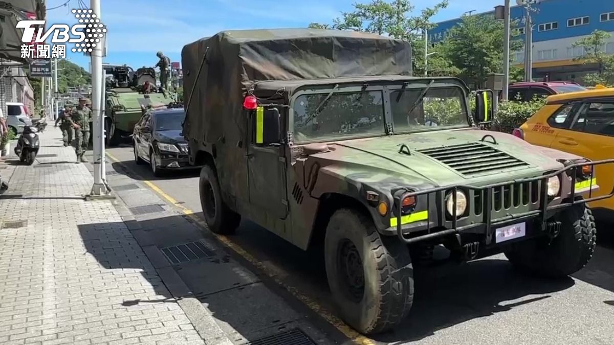 軍方車隊停下緊急搶修。(圖/TVBS)