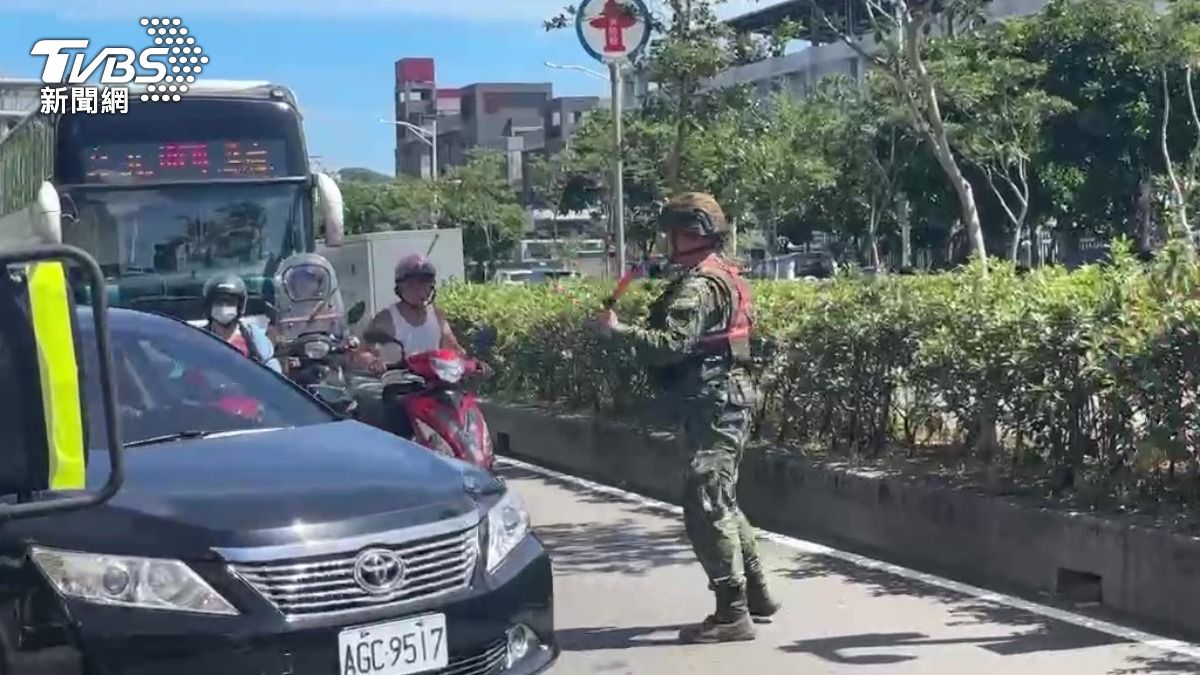 軍方人員引導過往車輛。(圖/TVBS)
