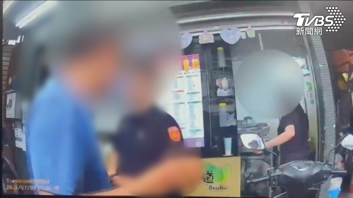 機車騎士臉上的血仍不停的流，拿著衛生紙試圖止血，但整隻手與衣服上都已經沾滿血跡（圖／TVBS）