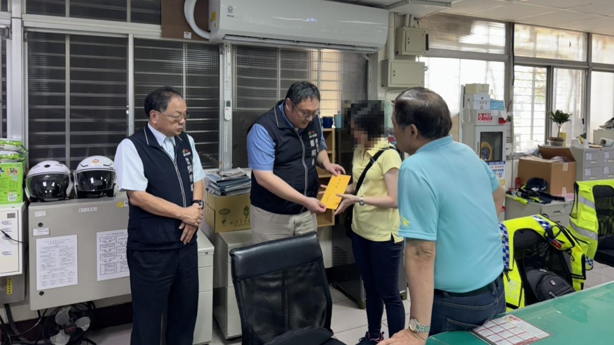 副市長鄭照新與民政局長吳世瑋、豐原區長洪峰明等人前往慰問家屬並致贈慰問金。（圖／台中市政府提供）
