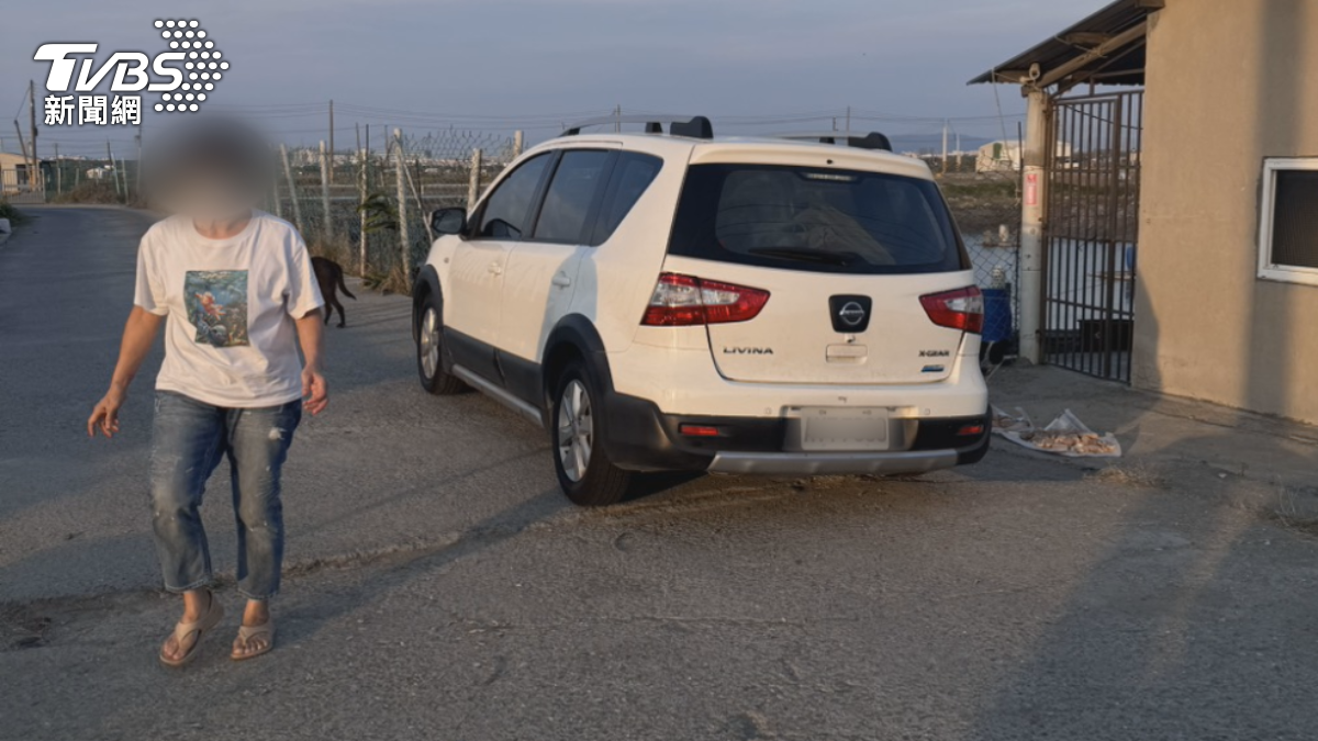 當地人控訴特定人士餵狗,並且多組輪流,甚至從外地開車到石斑路附近沿路撒糧食。(圖/民眾提供)