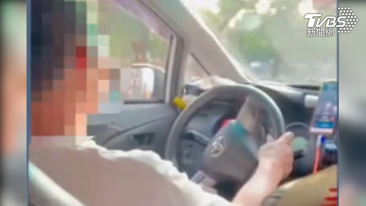 計程車驚魂,方向盤歪90度,乘客驚恐。(圖/翻攝社會事新聞影音)