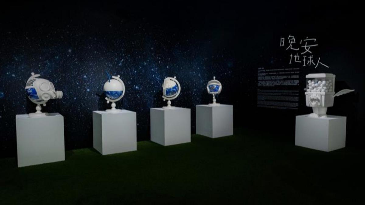 STAYREAL PARK台北站主題展區裡,特別展出阿信的藝術創作。(圖/STAYREAL提供)