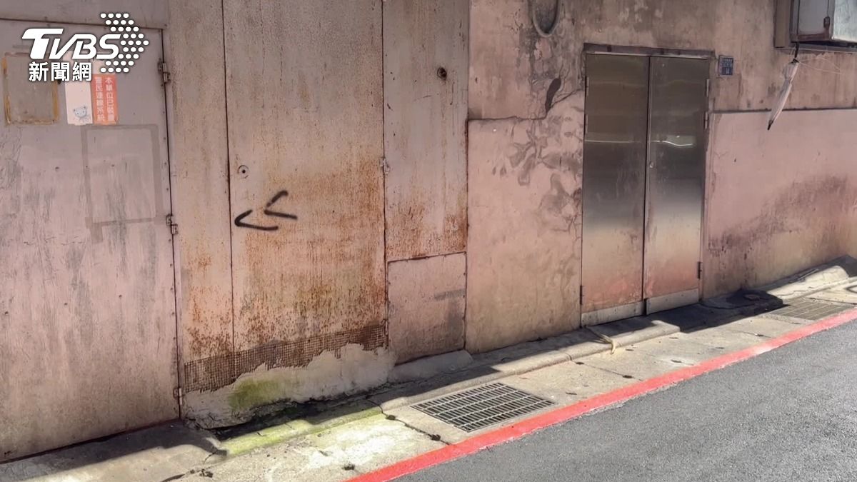 「四海一家」店外,被拍到豆腐板放置在水溝蓋上,挨轟衛生有疑慮。(圖/TVBS)