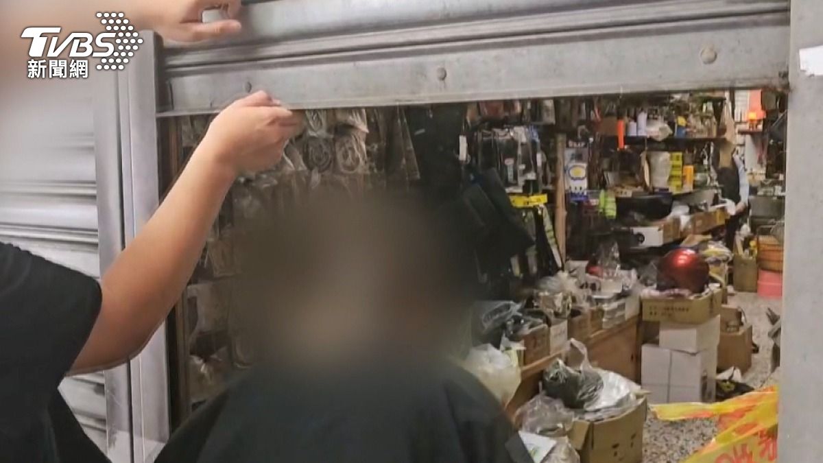 每天清晨3點工作!軍品店老闆兼職豬肉攤,背債帶全家走絕路。(圖/TVBS)