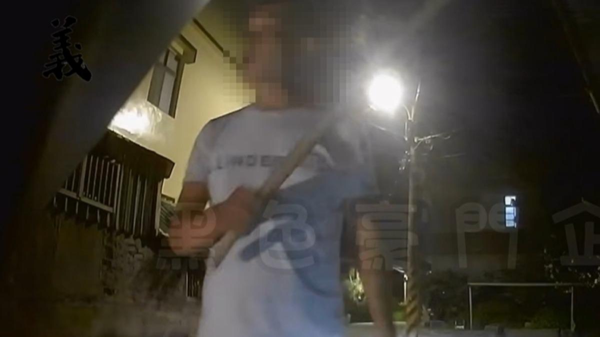 白衣男持木棍毆打機車騎士。（圖／翻攝黑色豪門企業）