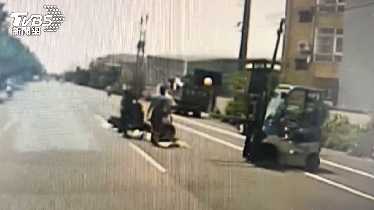 救護車獲報抵達時，女騎士已經倒地不動，周圍有許多民眾前來幫忙（圖／TVBS）