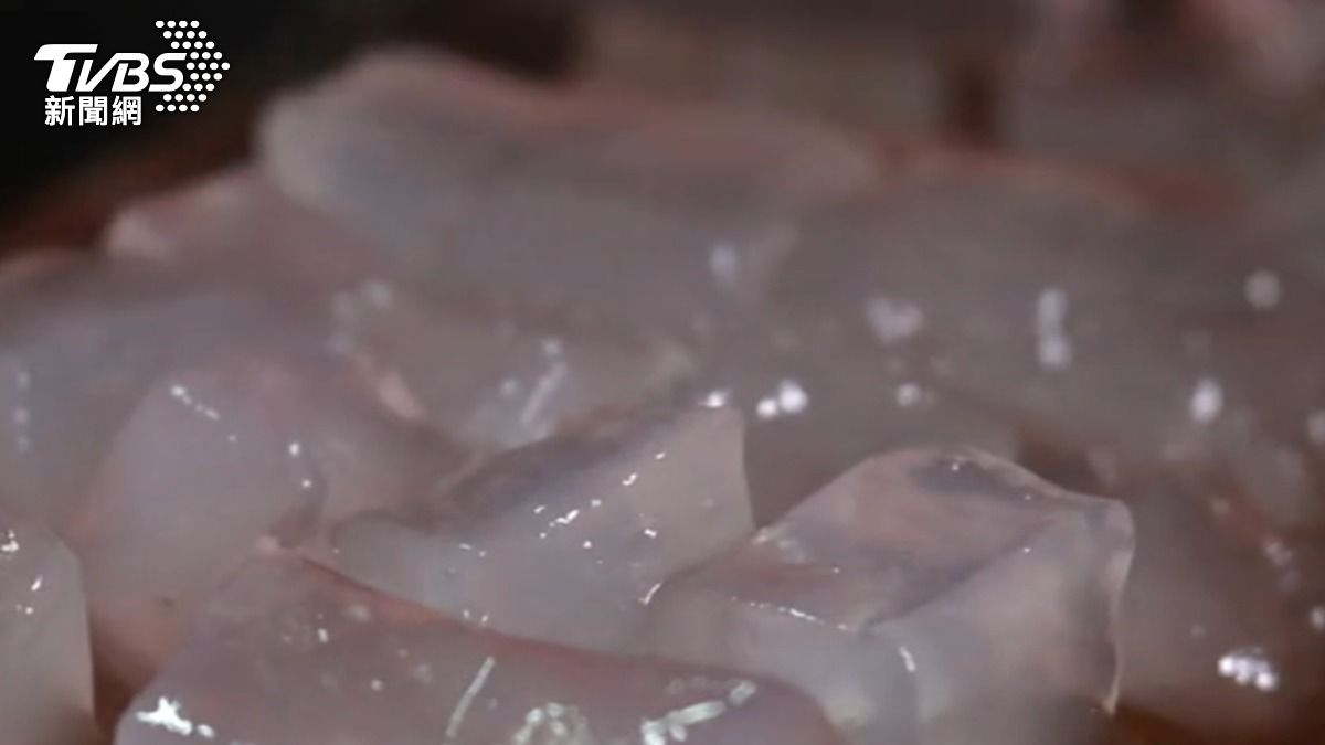 涼粉用地瓜粉跟水打造，加上自炒麵茶粉。（圖／TVBS）