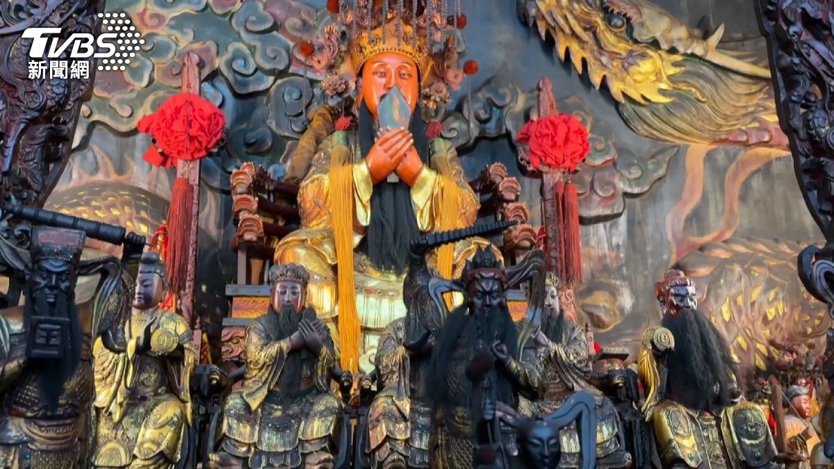 北港廟宇現「蜂海」!半小時盤旋引圍觀。(圖/民眾提供)