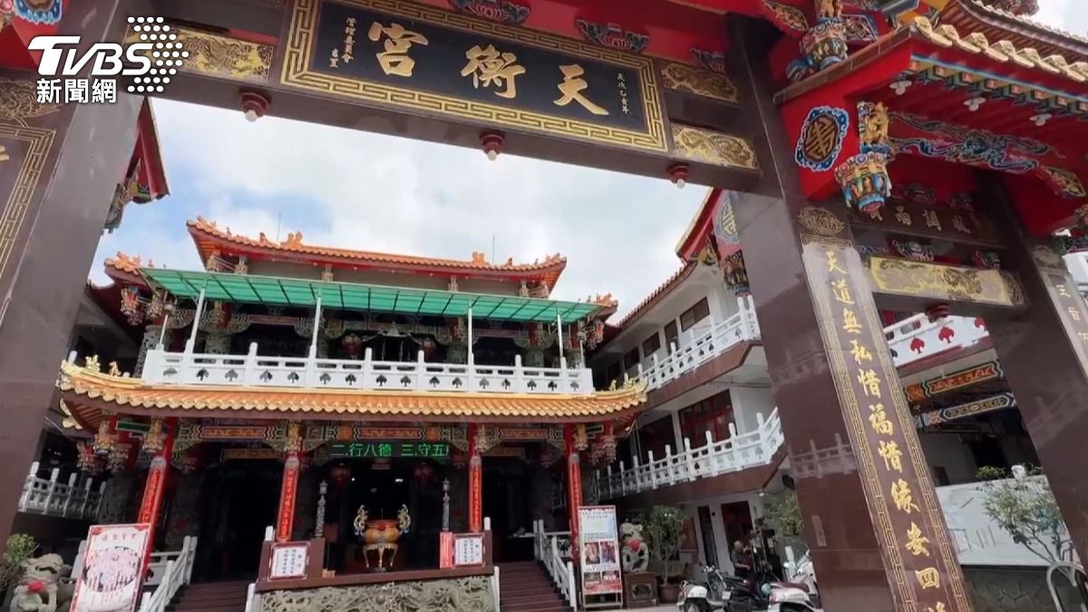 北港廟宇現「蜂海」!半小時盤旋引圍觀。(圖/民眾提供)