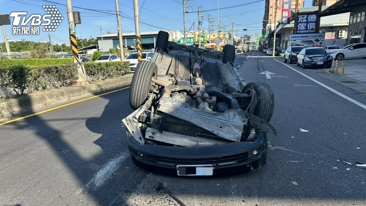 疑精神不濟釀禍!中壢男失控猛撞3車翻覆 四輪朝天慘烈畫面曝
