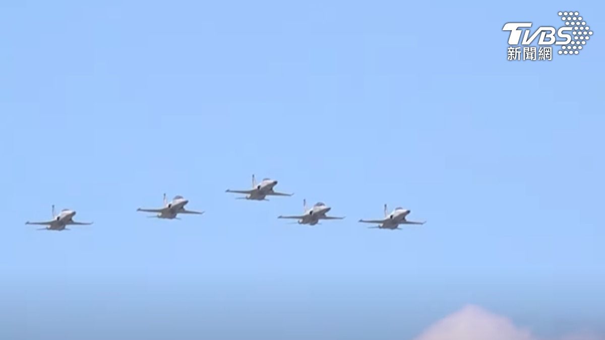 3架RF-5E偵照機及2架F-5F編隊,以五機編隊飛越會場上空。(圖/TVBS)