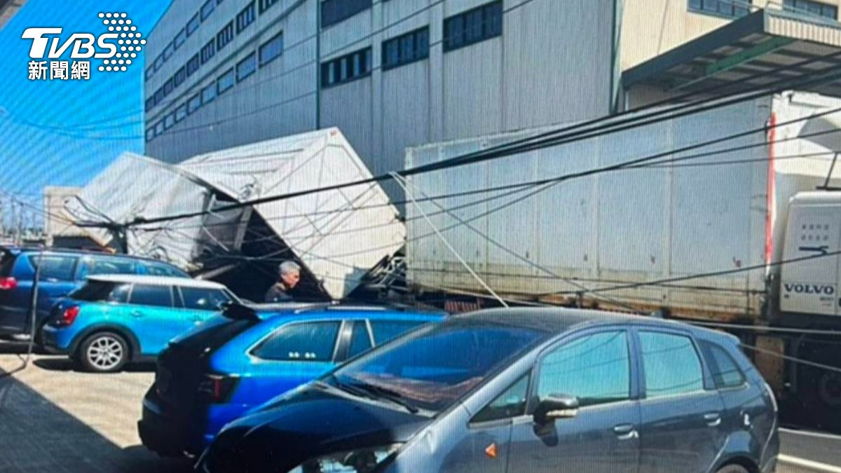 鐘男駕駛聯結大貨車，途中未注意車高不慎扯斷電桿。（圖／TVBS）