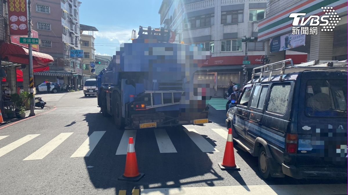 吊車綠燈起步時與前方同向的機車發生碰撞。（圖／TVBS）