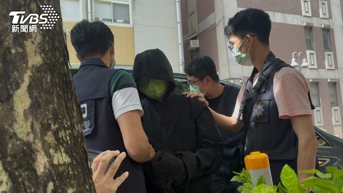 恐嚇案嫌犯、台中房仲周男移送北檢。(圖/潘千詩攝)