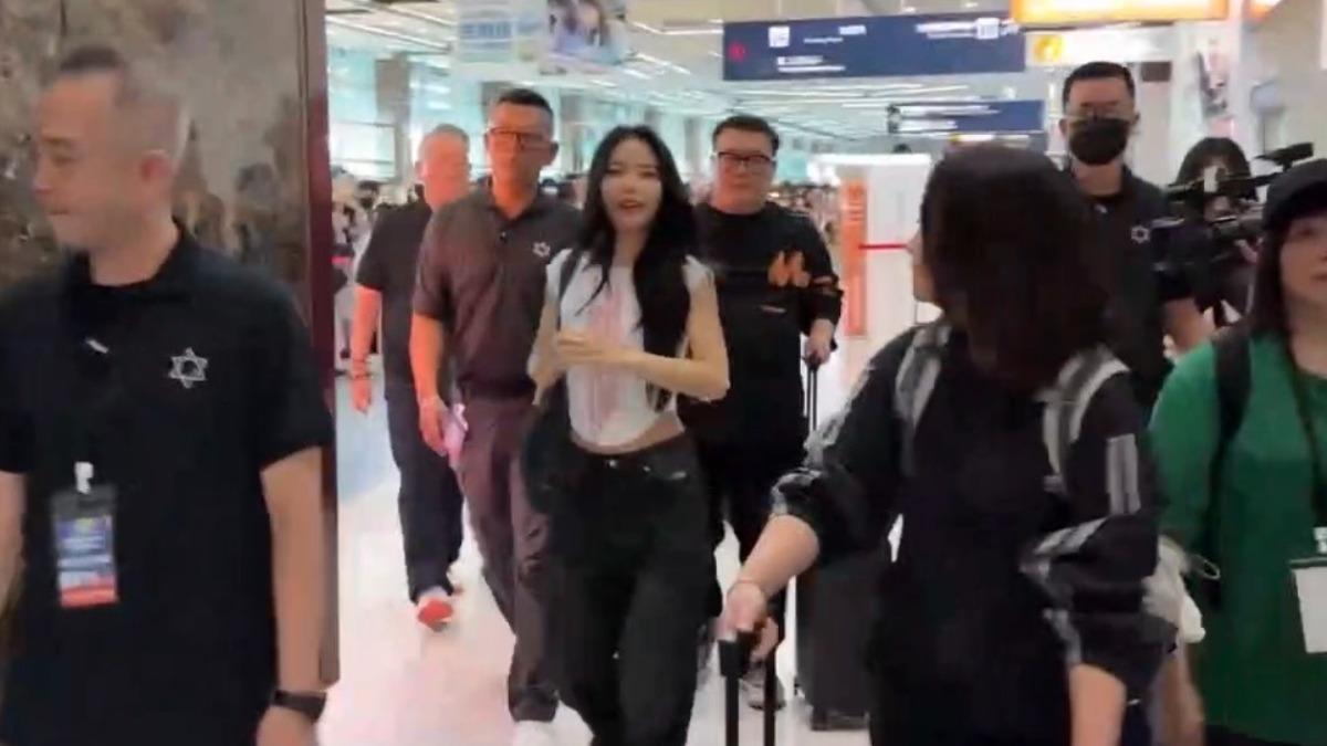 MAMAMOO抵達港都!頌樂、輝人仙氣擋不住 機場屋頂險被掀