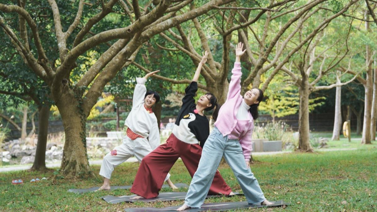 曾寶儀(右)與旺福主唱兼吉他手Mami(左)、貝斯手推機(中)一起在大自然裡做瑜珈。(圖:台灣大哥大MyVideo、三立提供)